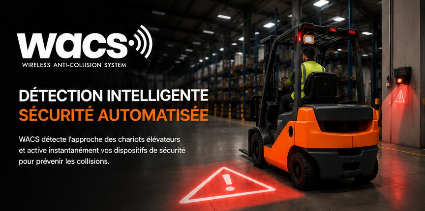Cariste conduisant un chariot élévateur orange dans un entrepôt, système WACS projetant une alerte lumineuse rouge au sol